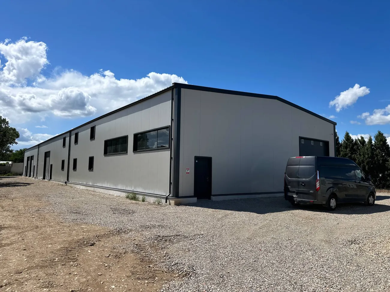 Bâtiment de l'atelier FMG Metal Studio à Sernhac, dans le Gard