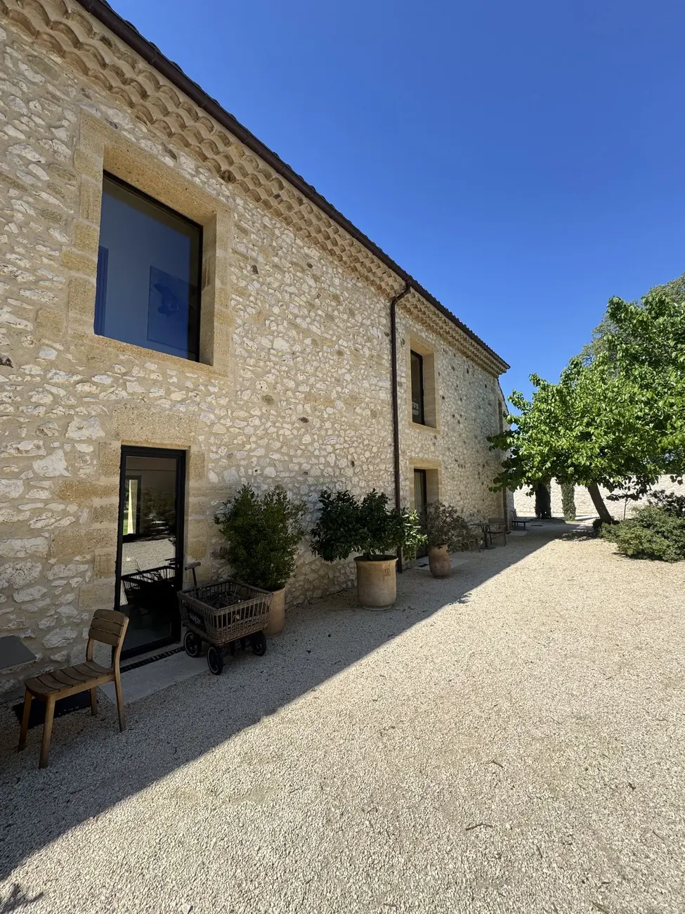 Bâtisse en pierre du Gard, dans l'environnement de l'atelier FMG Metal Studio