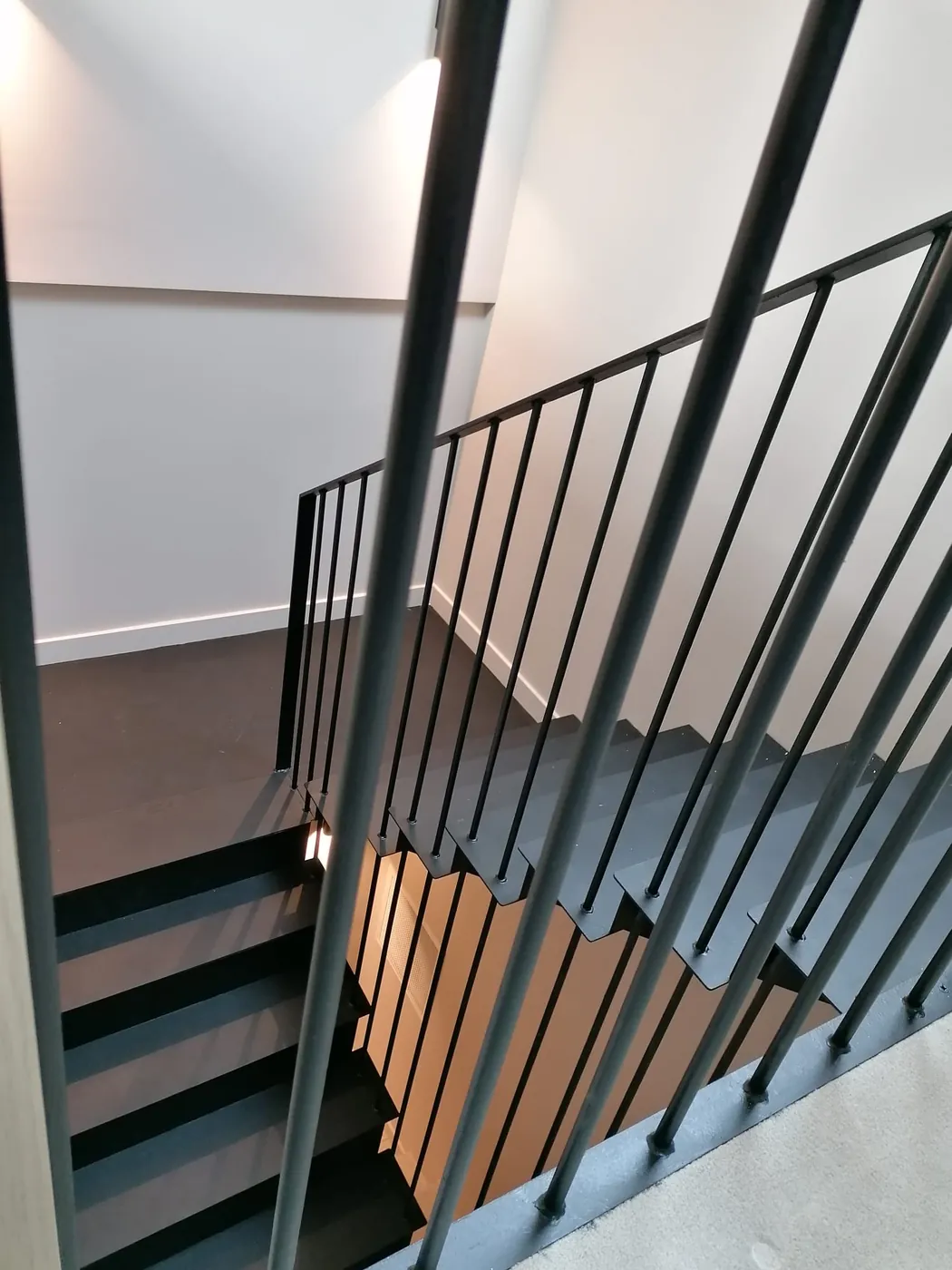 Escalier métallique suspendu sur mesure, maison de maître, Montpellier