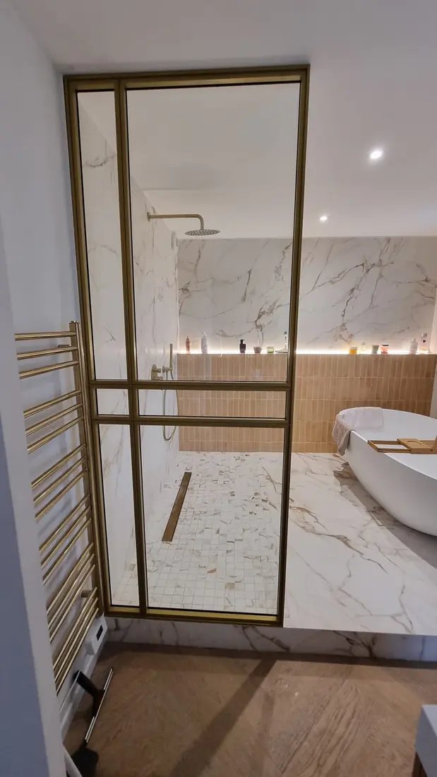 Paroi de douche ouvrante en acier laiton, salle de bain marbre, Montpellier