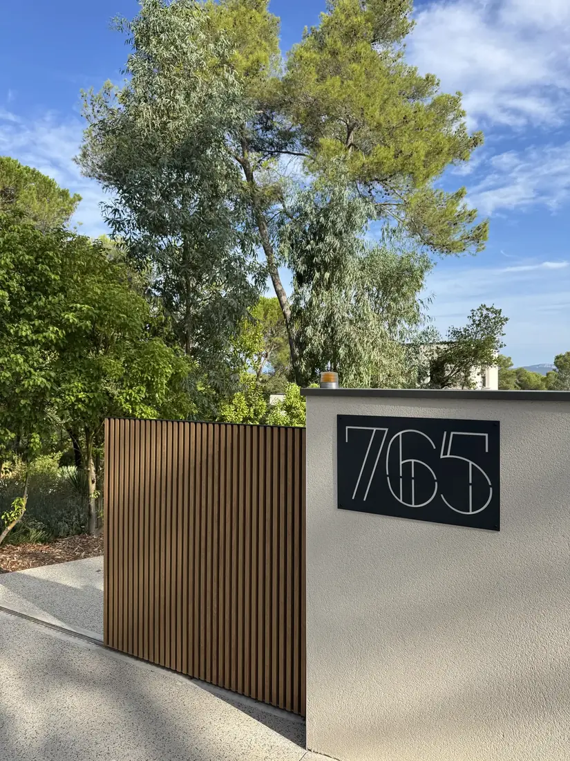 Plaque d'entrée sur mesure en acier thermolaqué