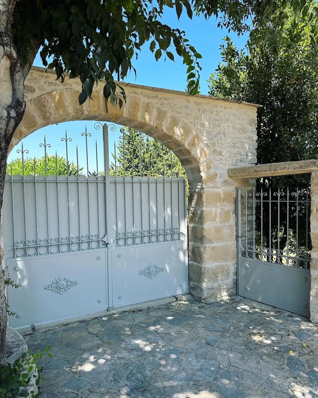 Portail et portillon en ferronnerie traditionnelle, sous porche en pierre, Sinsans